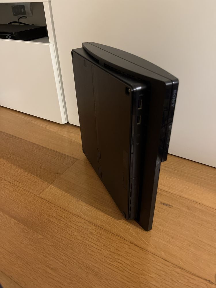 PS3 em bom estado com dois comandos
