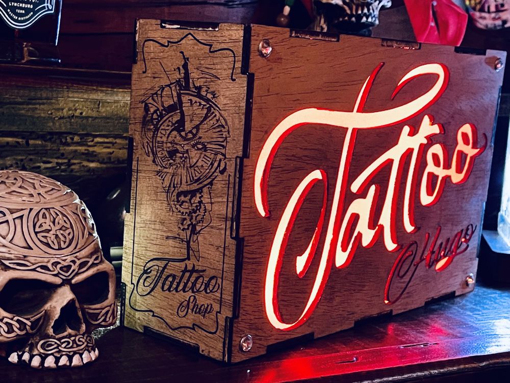 Box em madeira com luz interior led multicor c/comando alusivo tattoo