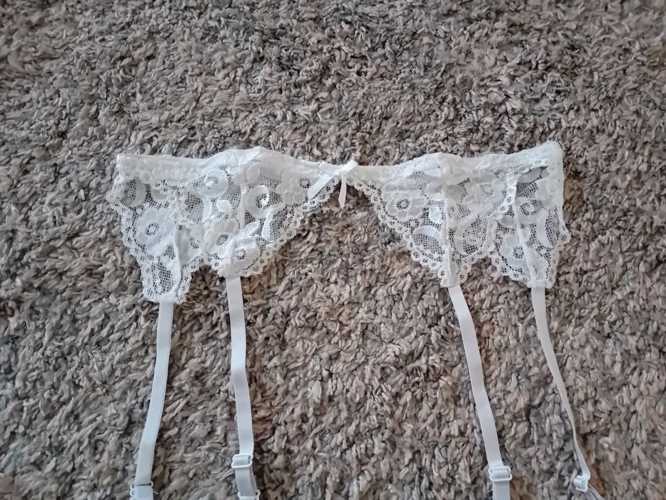 Pas,do pończoch w bieli