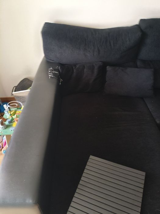 Sofá preto de 275cm com chaise longue de 130cm