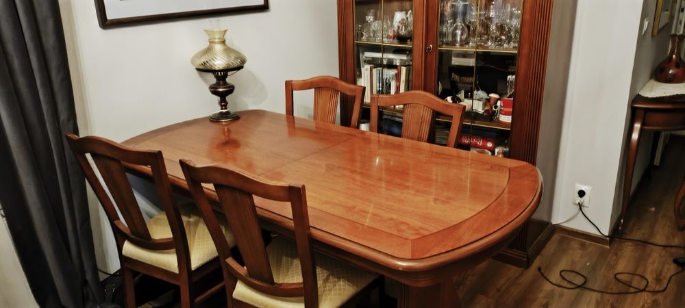 Meble drewniane włoskie  (stoł, krzesła, komoda, witryna,) włoskie