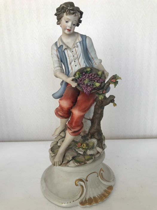 Скульптура хлопчика з кошиком винограду, 33 см., Каподімонте, Італія.