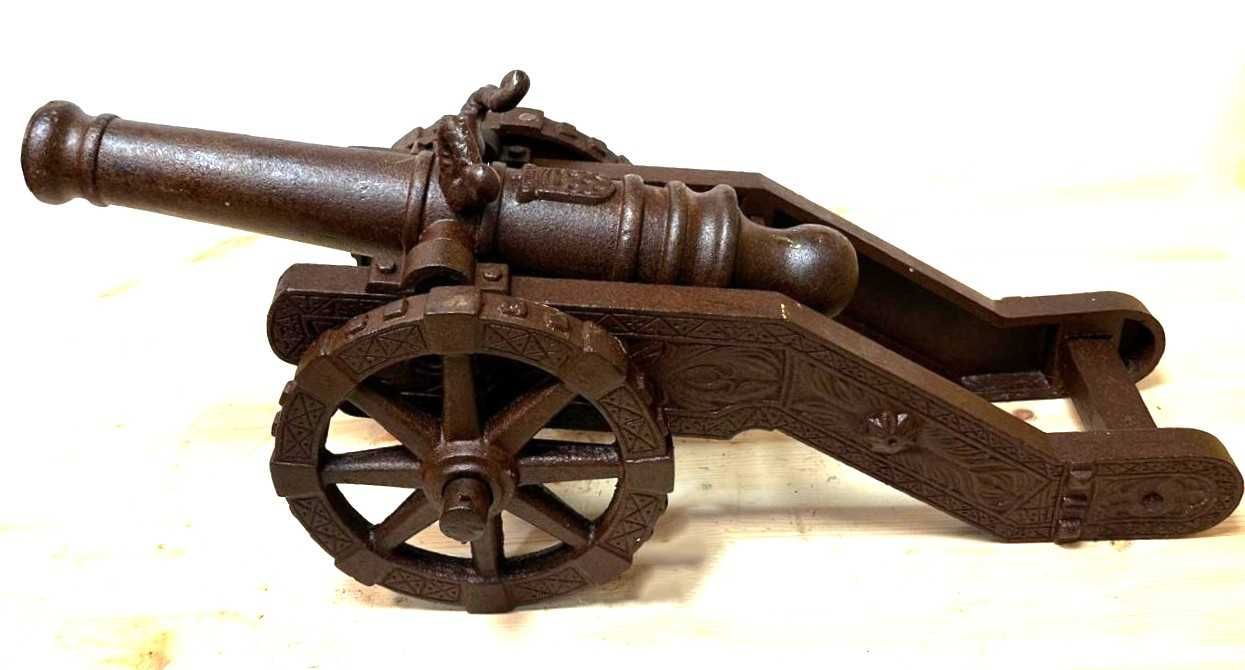 Canhão antigo em ferro fundido, replica, pesado e robusto