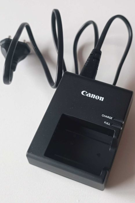 Aparat Canon EOS 2000D + obiektyw EF-S 18-55mm + torba. Stan idealny!