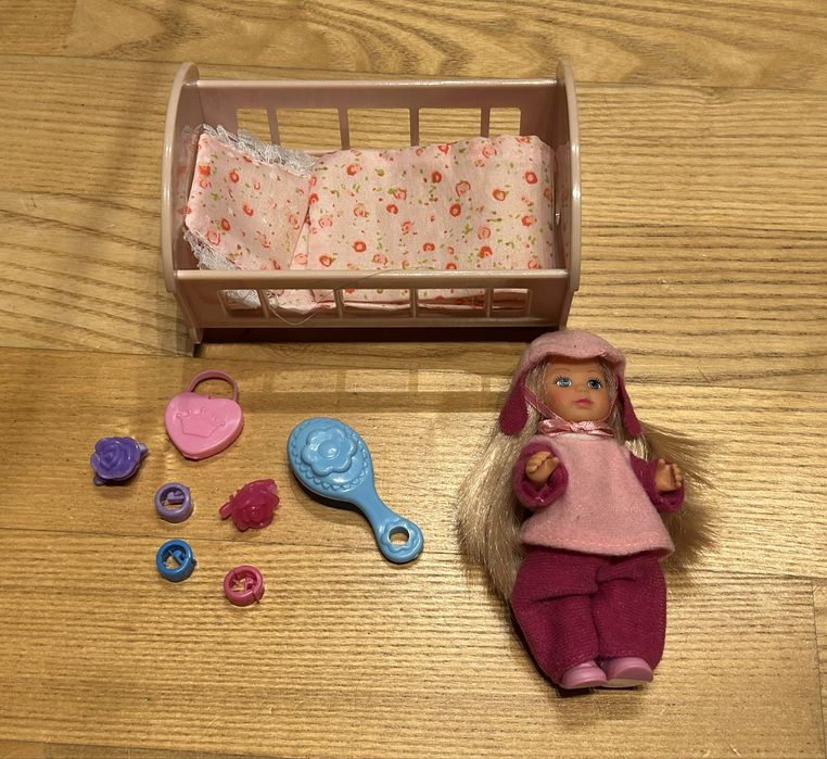 Lalka Barbie Chelsea w pidżamie w łóżeczku Akcesoria