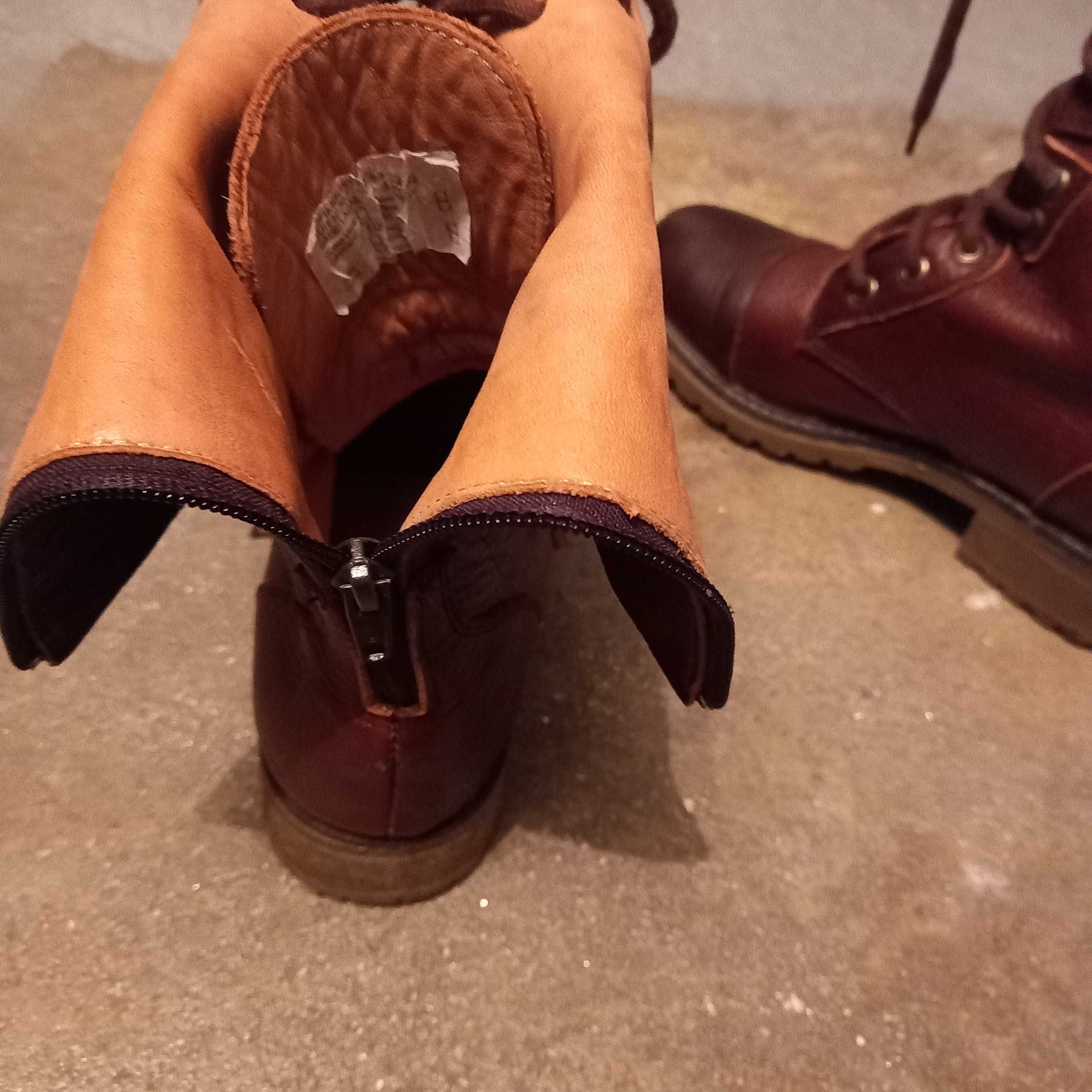 Botas com cordões em couro