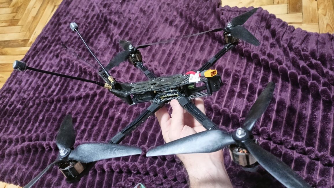 Дрон на цифрі 9" DJI