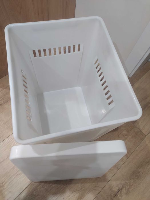 Kosz/pojemnik na pranie PRL biały sygnowany Z.T.S. "Erg" Tychy unikat