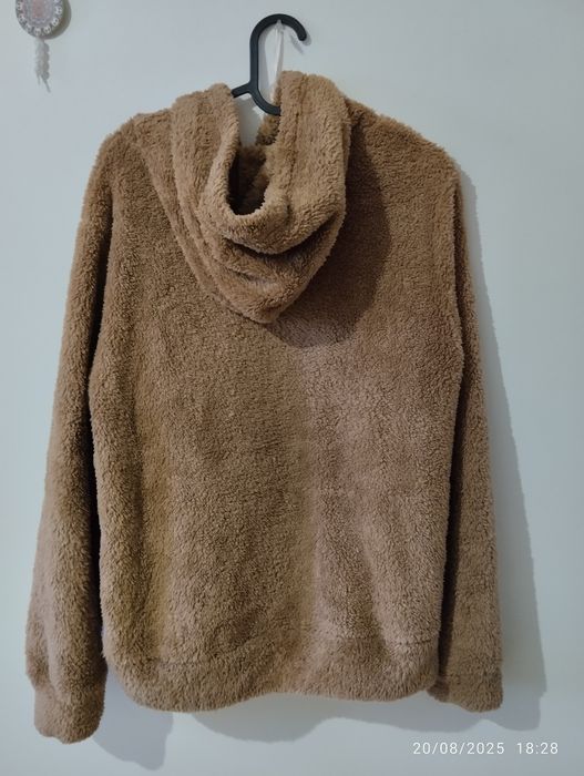 Camisola com capuz nova