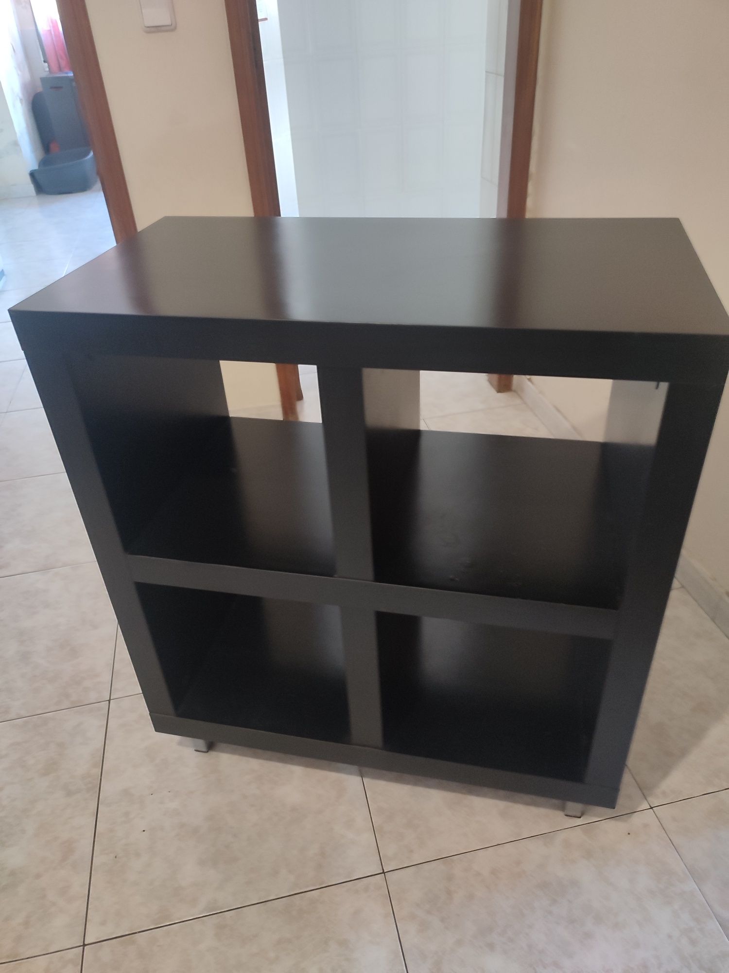 Estante aos cubos com pés