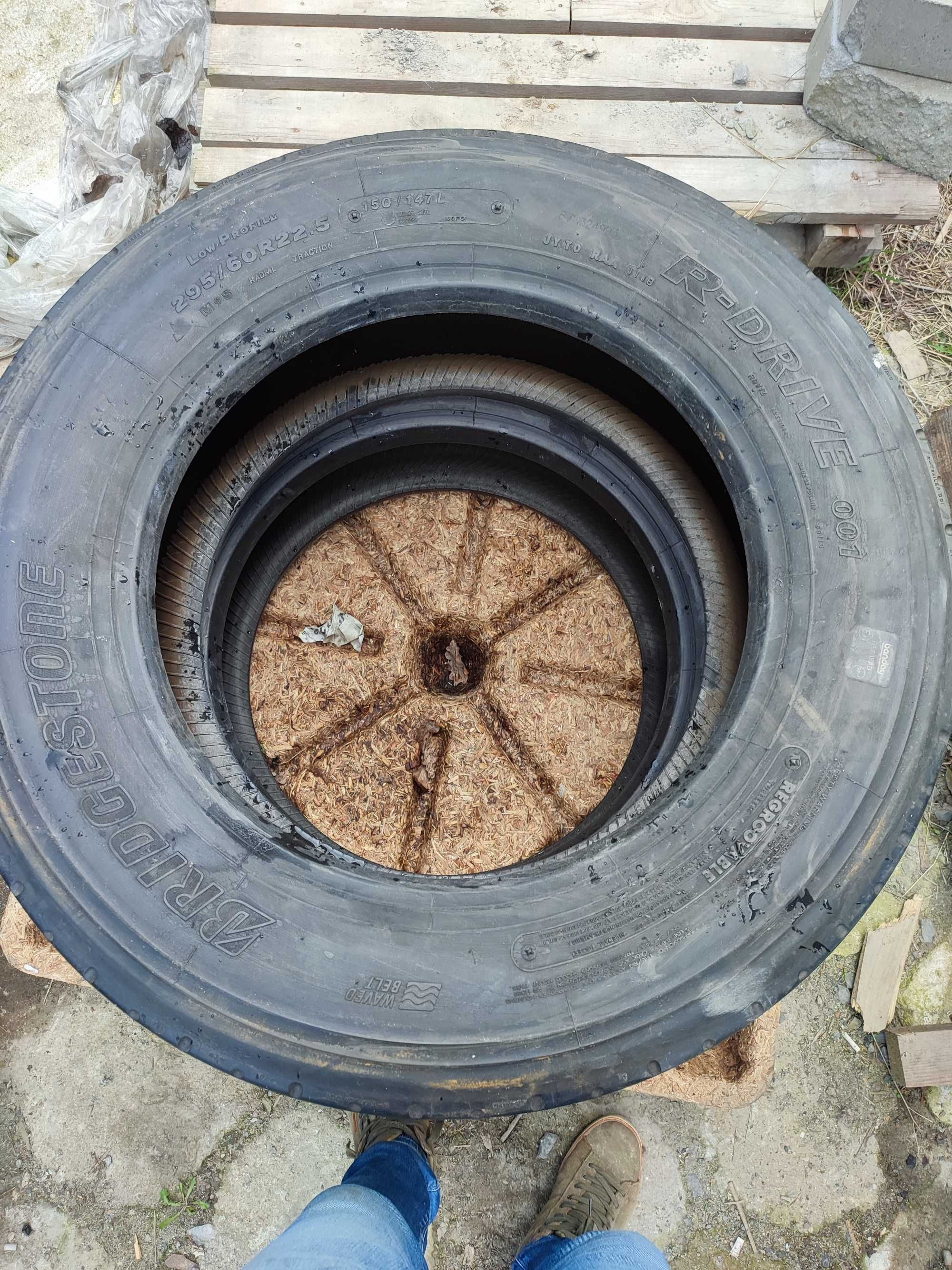 Opony Bridgestone R Drive bieżnikowane przez firmę Bandag 295/60R22.5