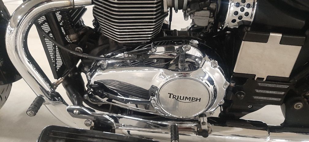 Triumph America 900