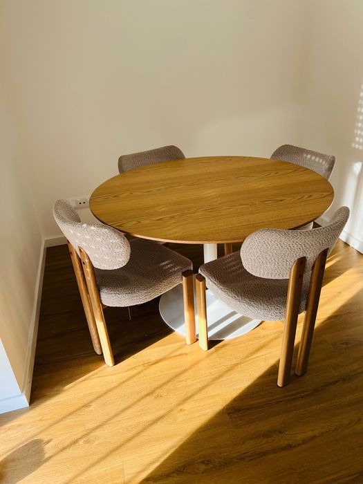 “Mesa de Jantar Redonda com 4 Cadeiras – Elegante e Moderna”