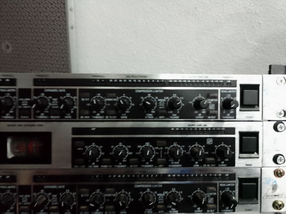 2 Behringer MDX 2200 e 1 Tube MIC 2200