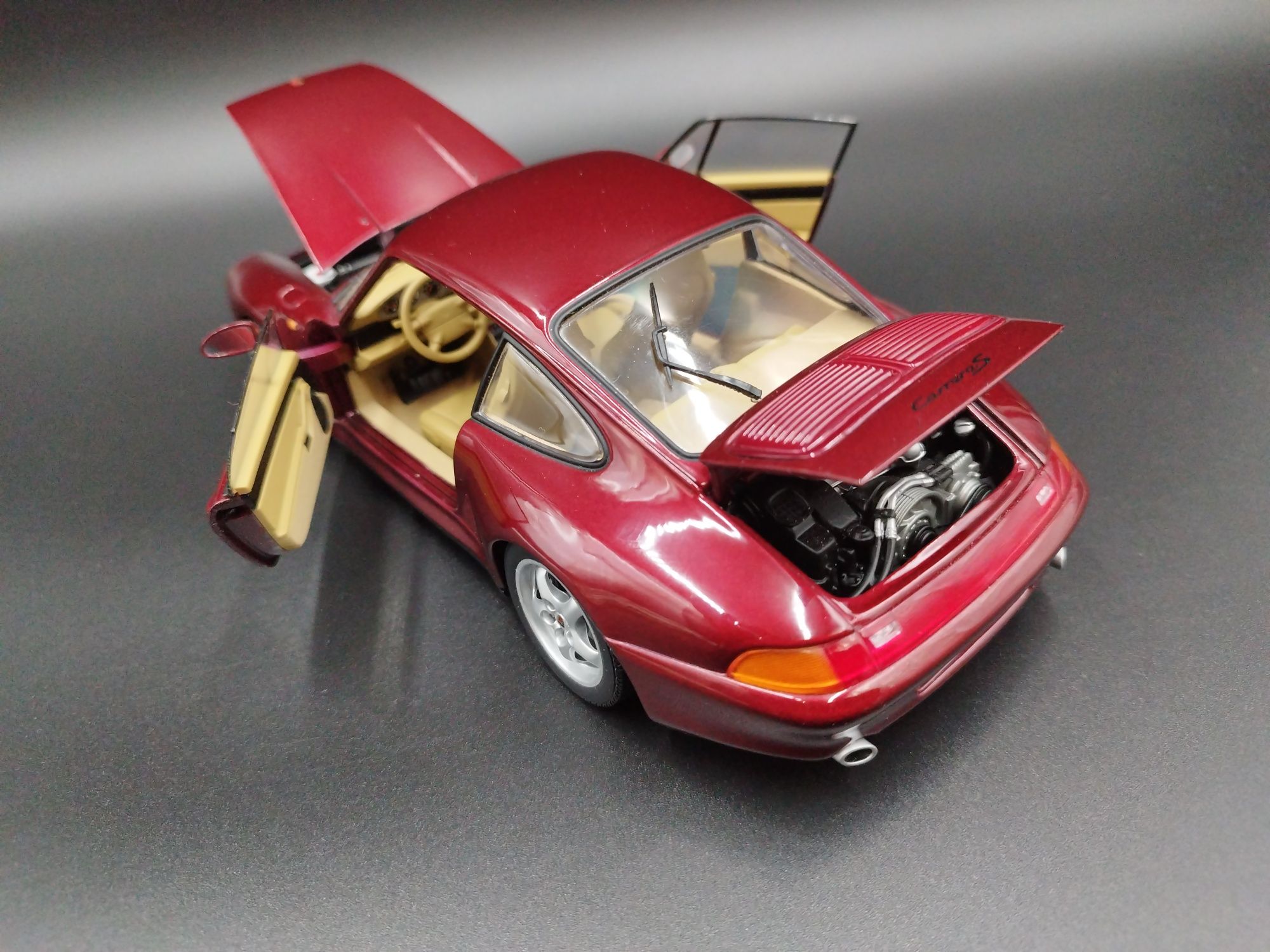 1:18 UT Models Porsche 911  Carrera S  model używany