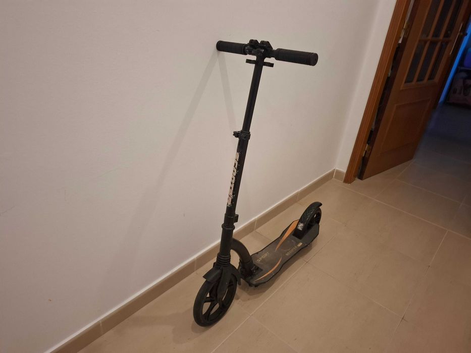 Vendo uma scooter.