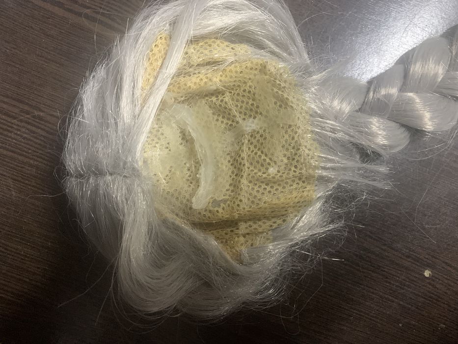 Lalka porcelanowa peruka