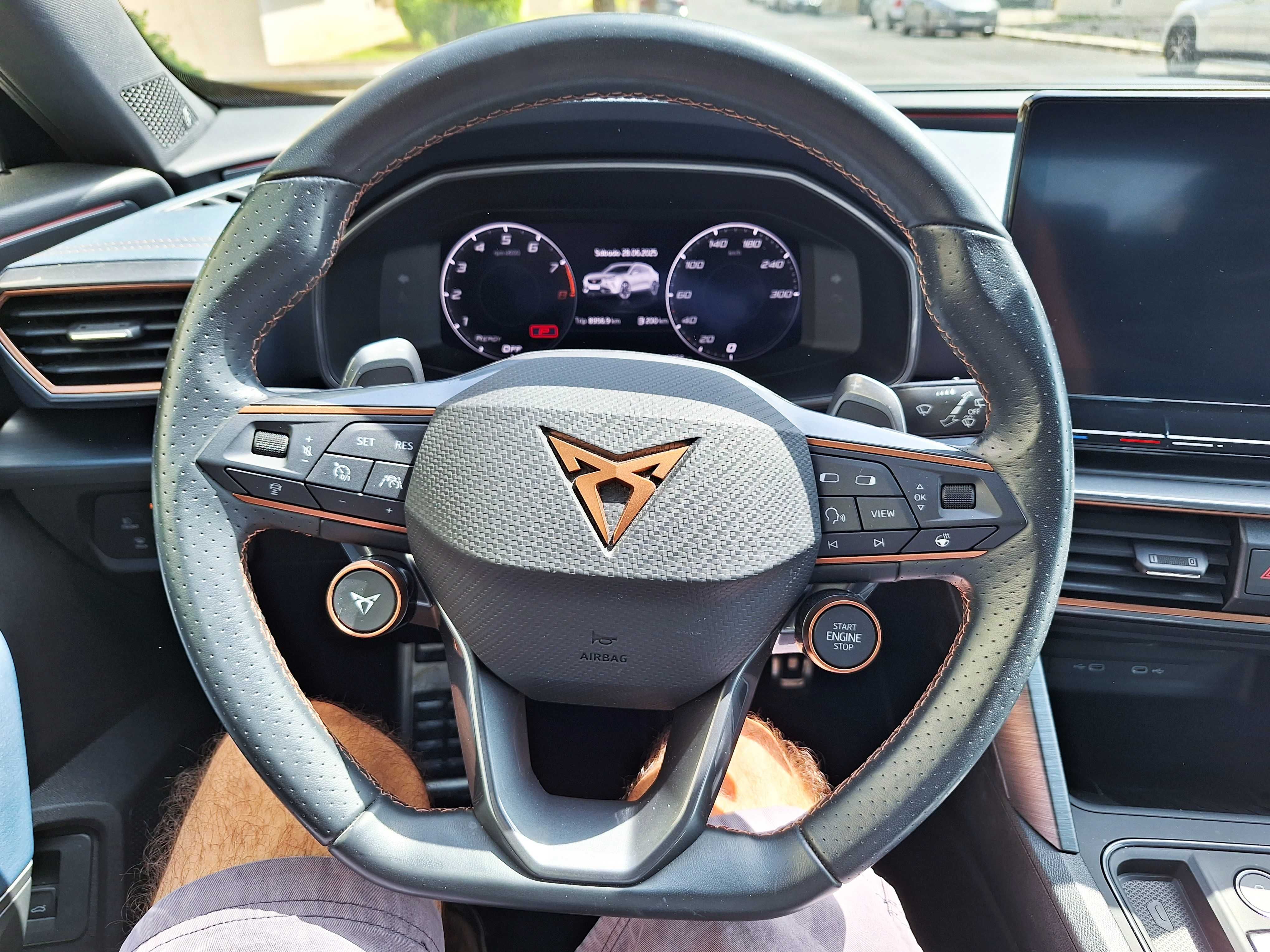 Carro Cupra Formentor VZ5 SUV desportivo