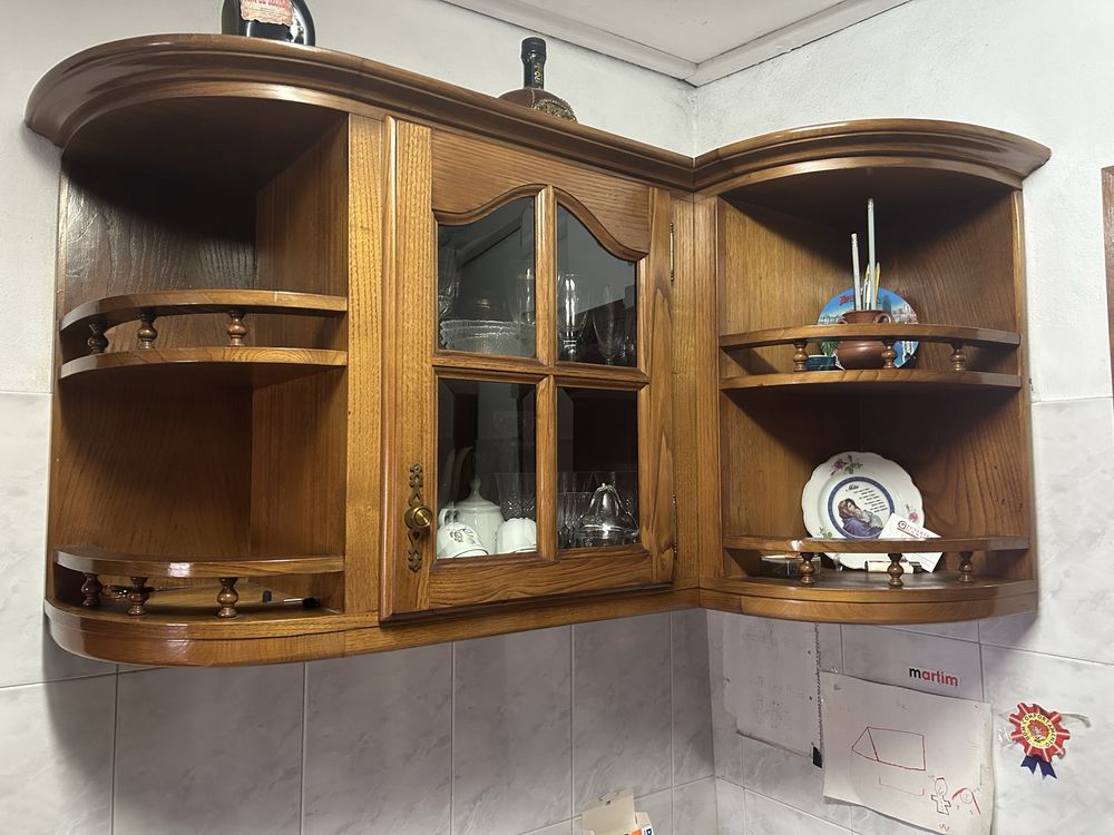Mobilia de cozinha de madeira antiga