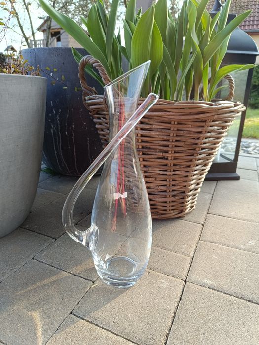 Szklany awangardowy dzbanek karafka