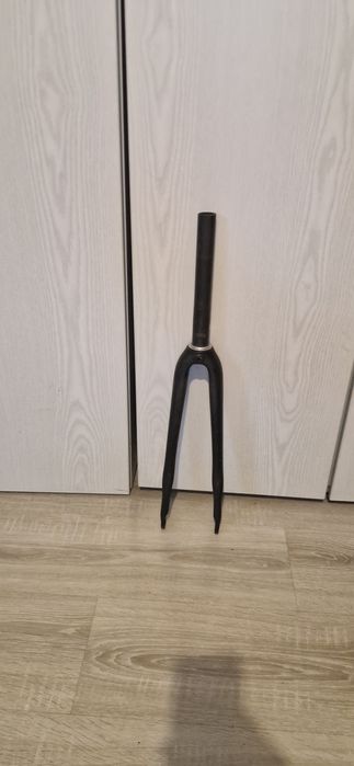 Widelec szosowy karbonowy