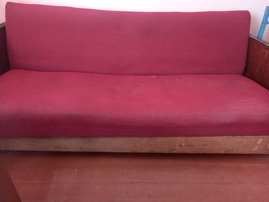 Диван червоного кольору