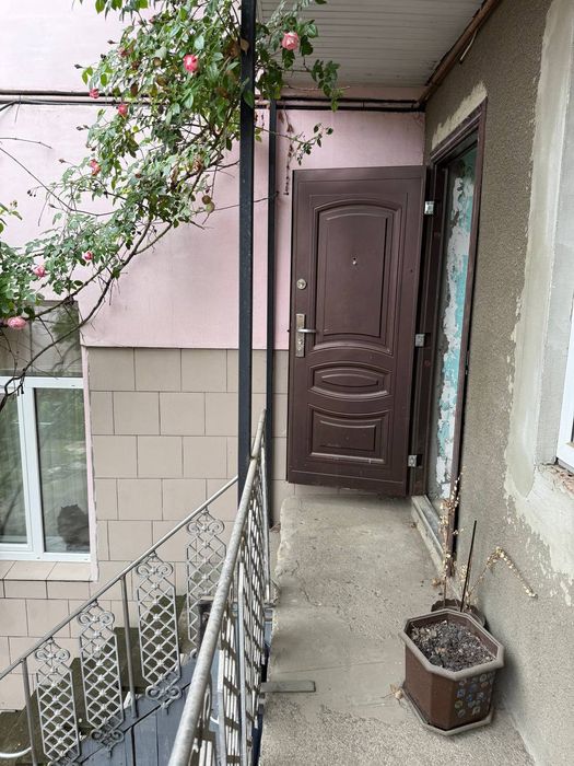 Продається частина будиночку з гаражем по вулиці Прутській