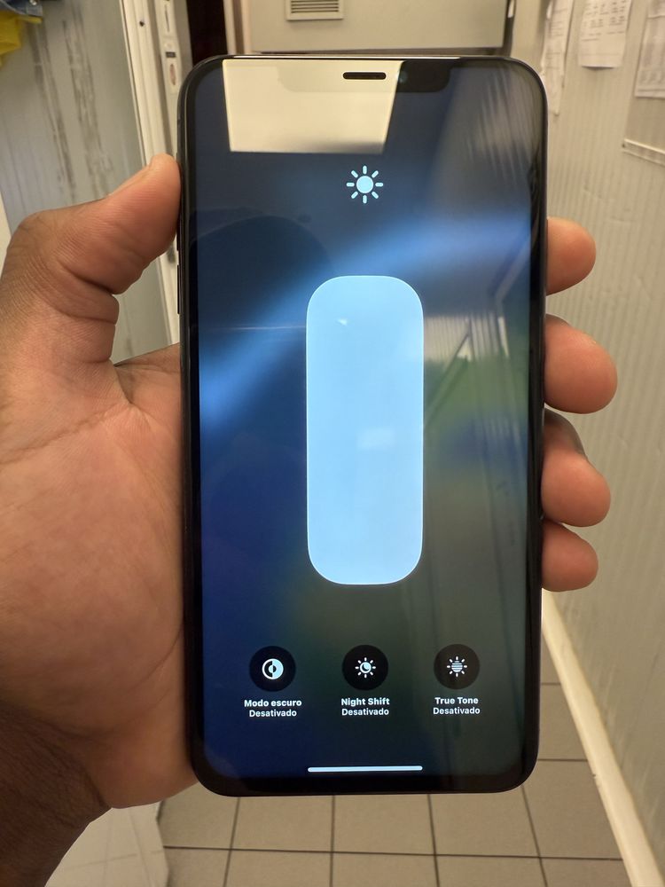 Iphone XS Max com a traseira partida.