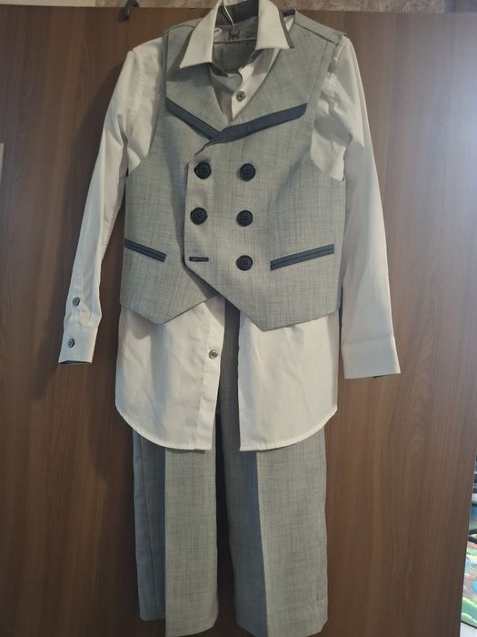 Продам костюм сірого кольору на хлопчика