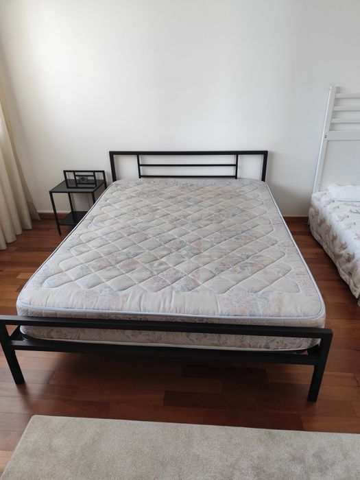 Cama de casal 140x190 cm + mesa de cabeceira