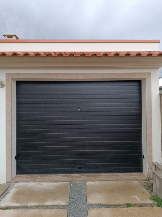 Portão garagem seccionado com motor