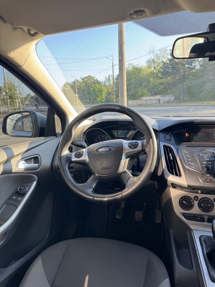 Ford Focus 2013рік 1л турбований двигун, економічний та спритний