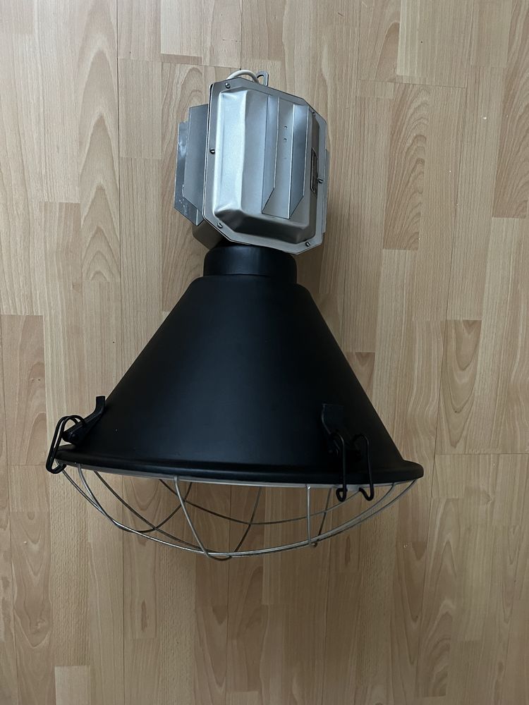 Lampa przemysłowa PRL, po odnowieniu.