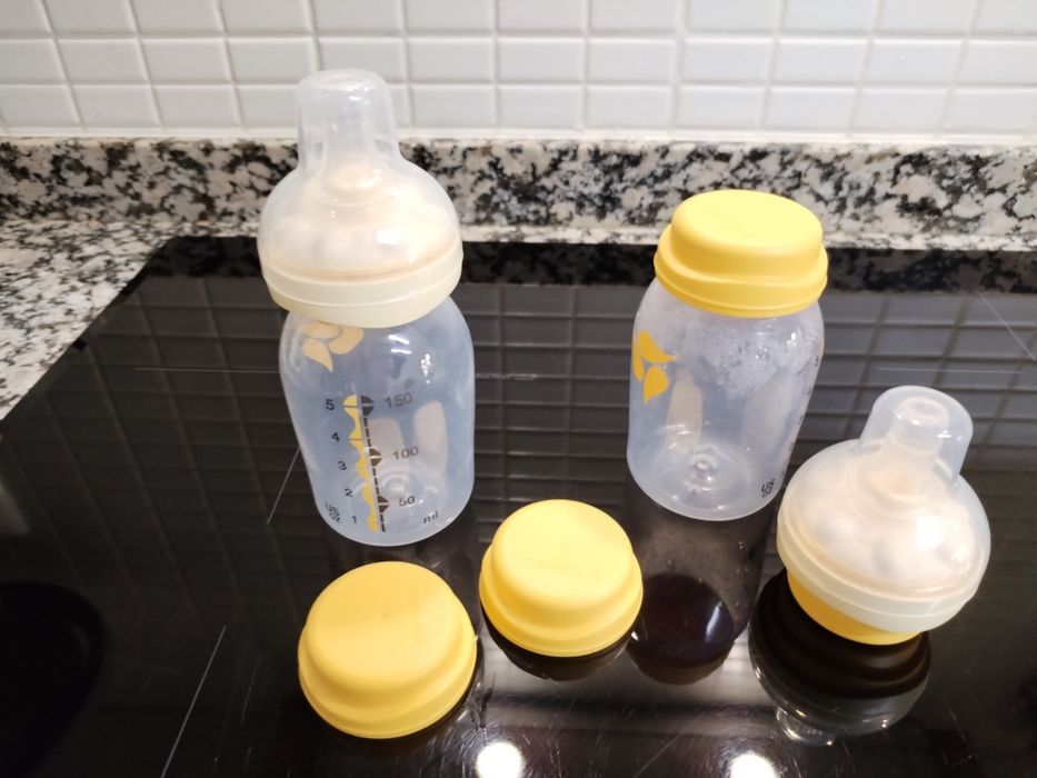 Biberões Medela e sacos para conservar leite materno
