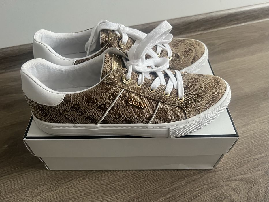 Стильні кросівки