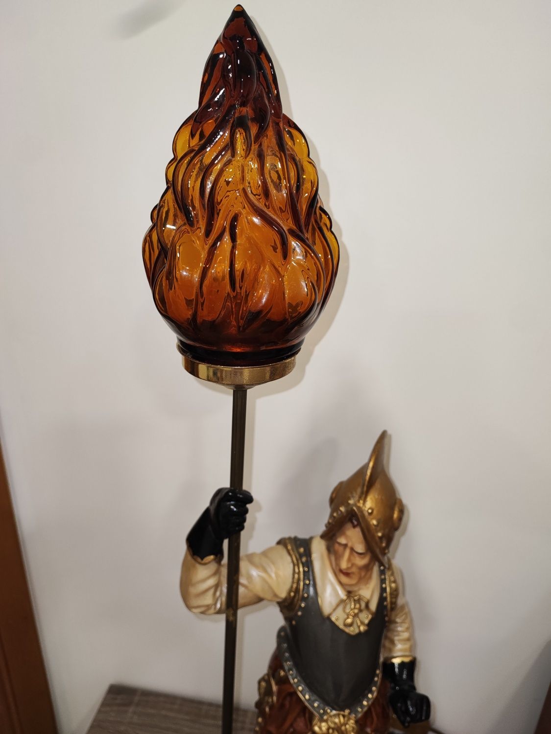 Candeeiro com estátua Huguenot em marfinite pintado a mão