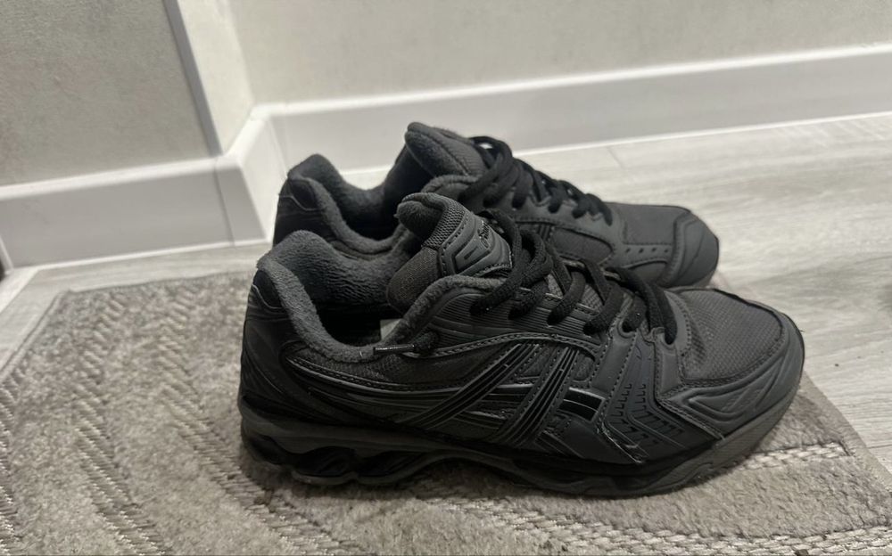 Кросівки asics , як нові !