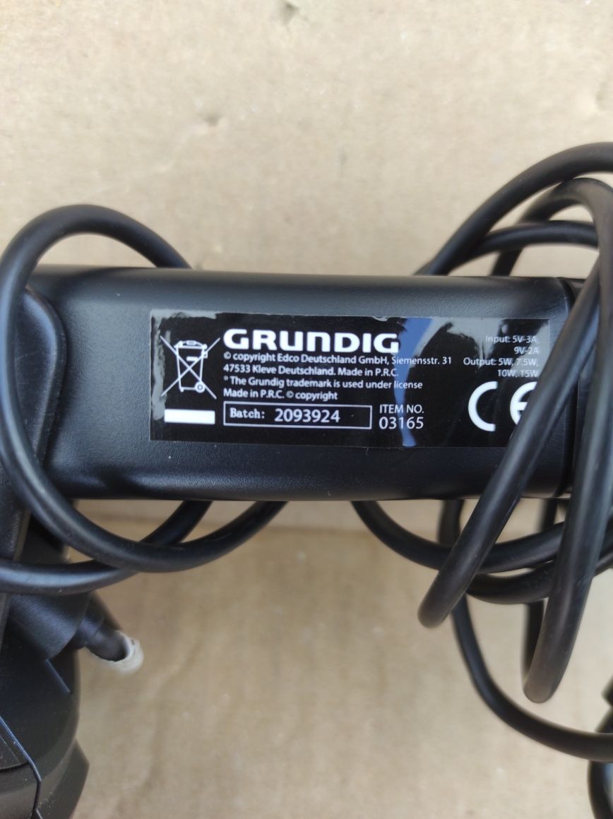 Тримач для смартфона Grundig з бездротовим зарядним пристроєм