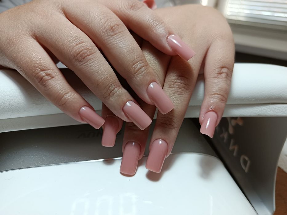 Майстер манікюру (чоловік) шукає моделей