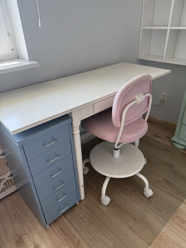 Biurko Ikea Ingatorp z krzesłem oraz szafką z szufladami