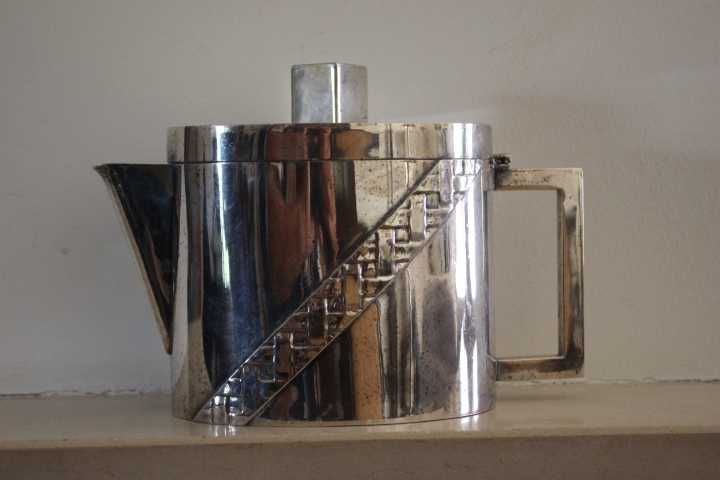 Bule espessurado a prata estilo Art Déco