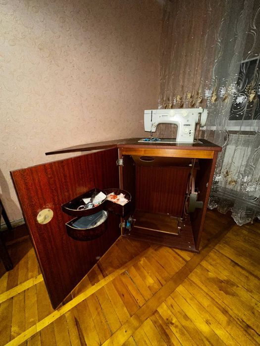 Продам швейну машину