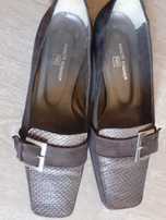 Sapatos em pele castanhos