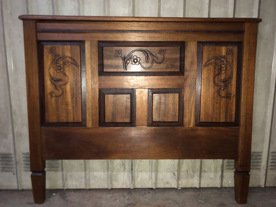 Painel de madeira com almofadas e baixo relevo