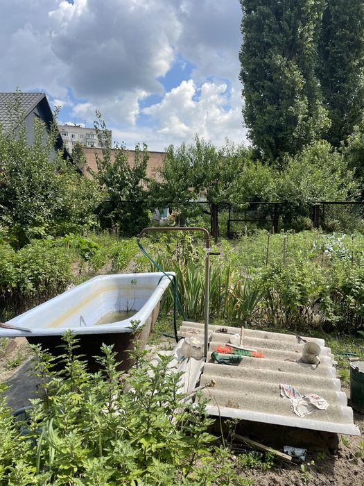 Продам частину будинку по вулиці Народного руху