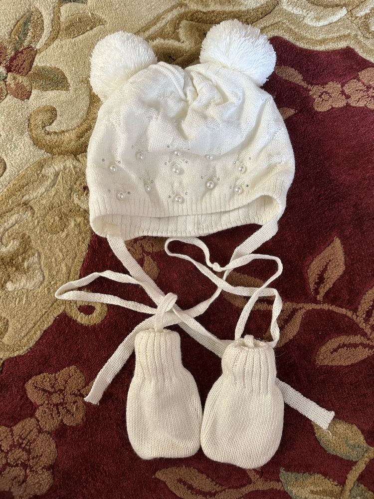 Шубка біла, шапка і рукавички в подарок