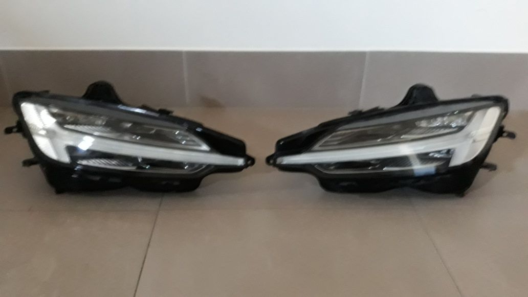 Farol (2) e parachoques  Volvo V60  S60 2020