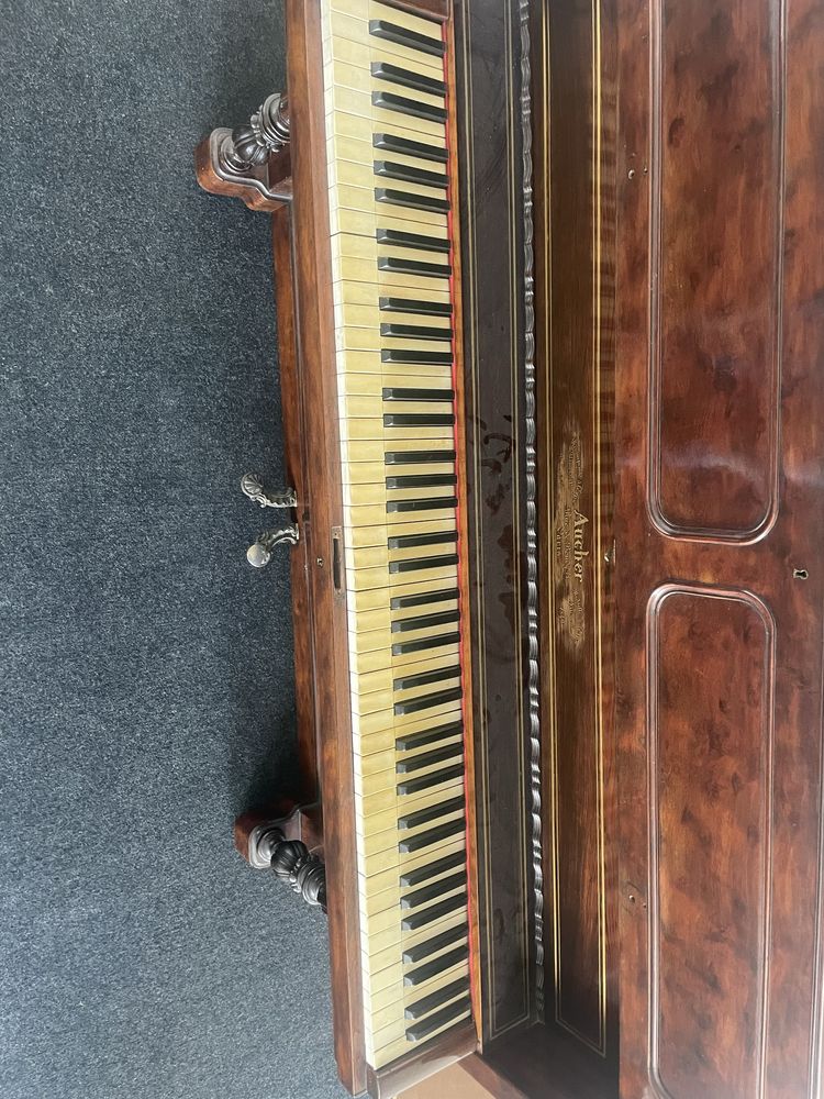 Piano Aucher antigo