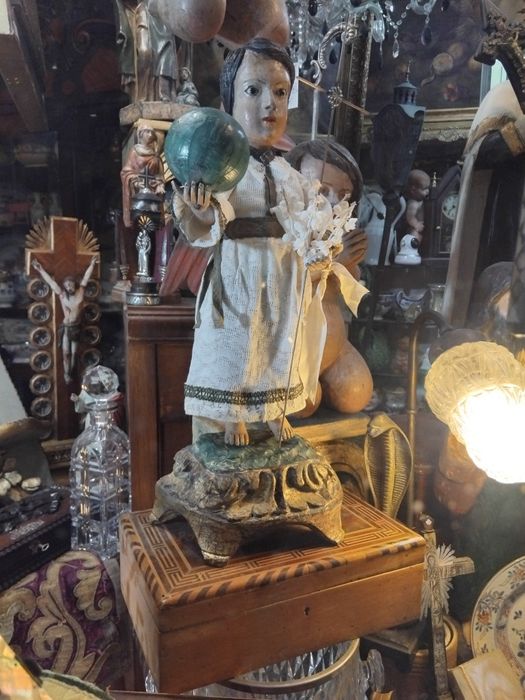 Menino jesus em madeira policromada com olhos de vidro