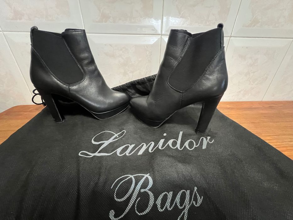 Botins pretos em pele